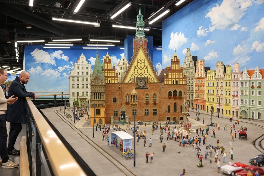 Prezydent Wrocławia Jacek Sutryk ogląda makietę w Kolejkowie