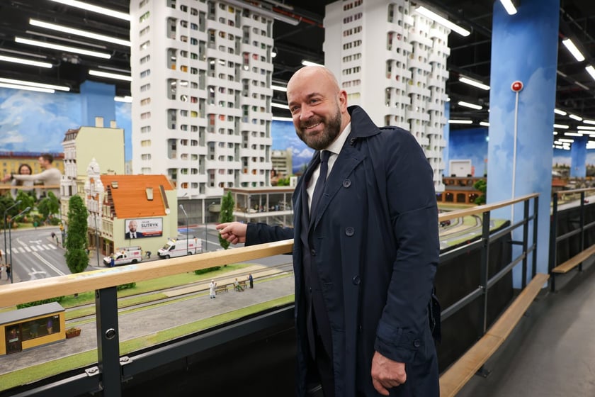 Prezydent Wrocławia Jacek Sutryk ogląda makietę w Kolejkowie