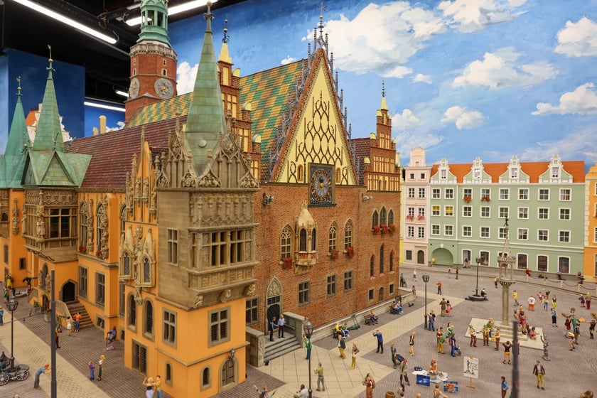 Prezydent Wrocławia Jacek Sutryk ogląda makietę w Kolejkowie