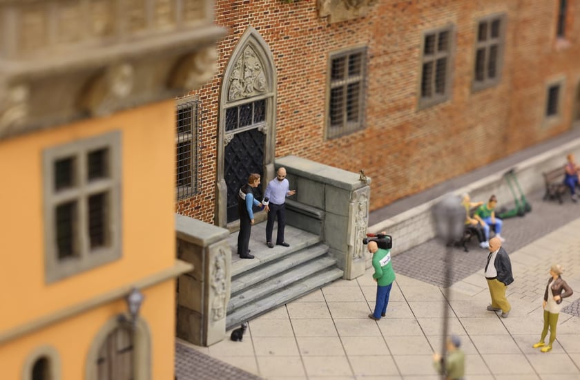 Prezydent Wrocławia Jacek Sutryk ogląda makietę w Kolejkowie