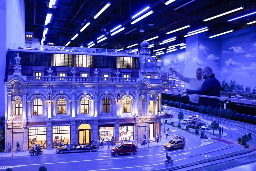 Prezydent Wrocławia Jacek Sutryk ogląda makietę w Kolejkowie