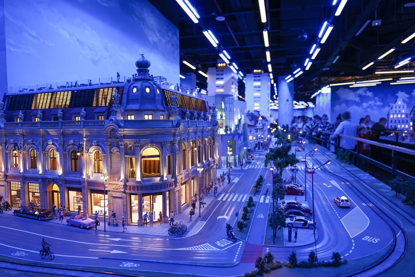 Prezydent Wrocławia Jacek Sutryk ogląda makietę w Kolejkowie