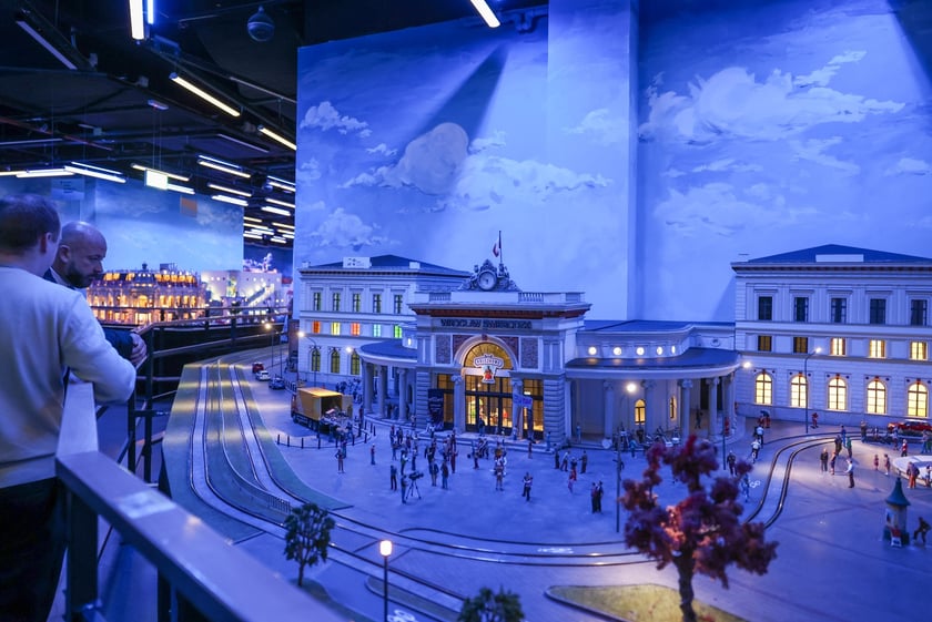 Prezydent Wrocławia Jacek Sutryk ogląda makietę w Kolejkowie