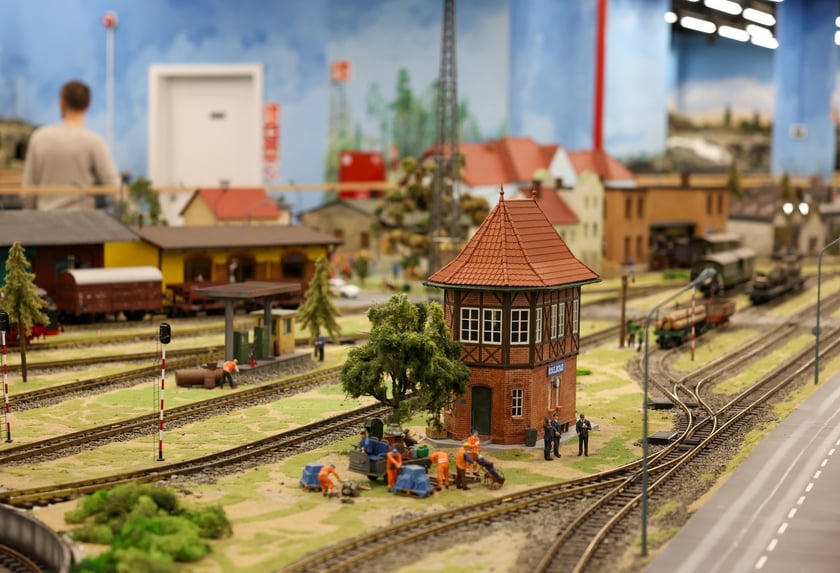 Prezydent Wrocławia Jacek Sutryk ogląda makietę w Kolejkowie