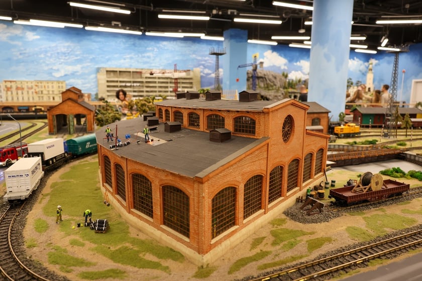 Prezydent Wrocławia Jacek Sutryk ogląda makietę w Kolejkowie