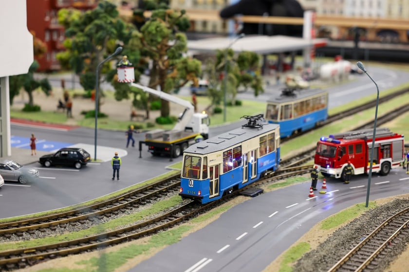 Prezydent Wrocławia Jacek Sutryk ogląda makietę w Kolejkowie