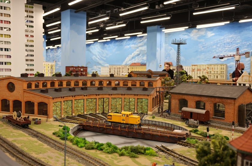 Prezydent Wrocławia Jacek Sutryk ogląda makietę w Kolejkowie