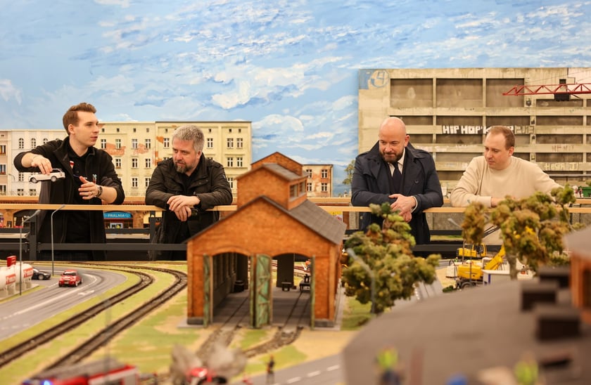 Prezydent Wrocławia Jacek Sutryk ogląda makietę w Kolejkowie