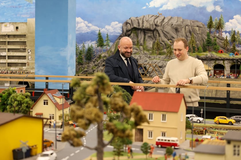 Prezydent Wrocławia Jacek Sutryk ogląda makietę w Kolejkowie