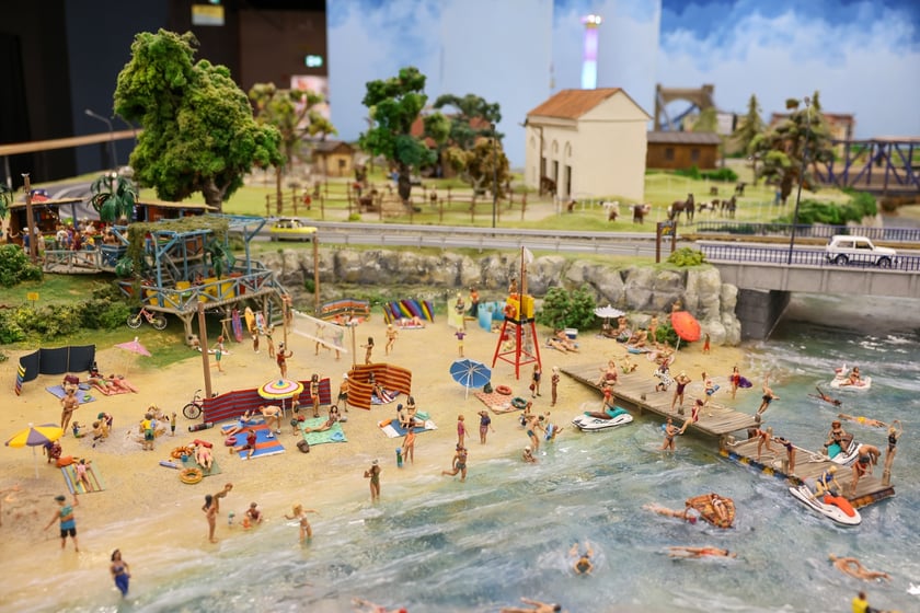 Prezydent Wrocławia Jacek Sutryk ogląda makietę w Kolejkowie