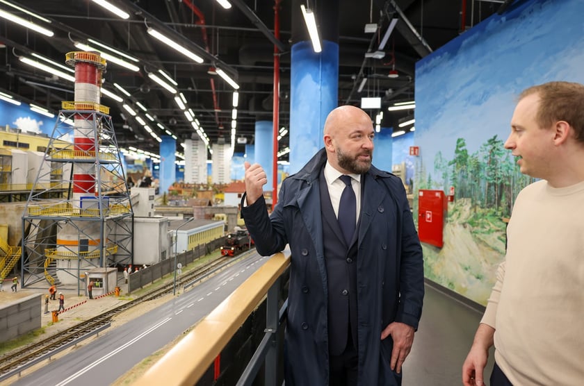 Prezydent Wrocławia Jacek Sutryk ogląda makietę w Kolejkowie