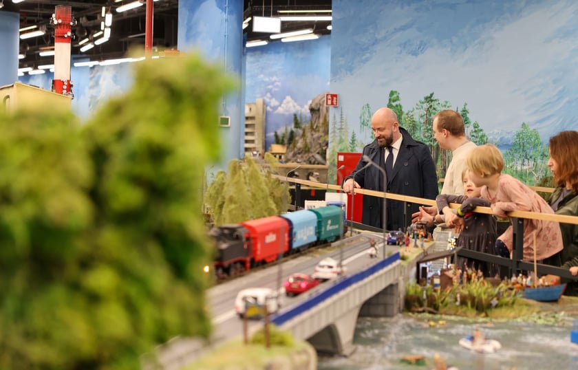 Prezydent Wrocławia Jacek Sutryk ogląda makietę w Kolejkowie