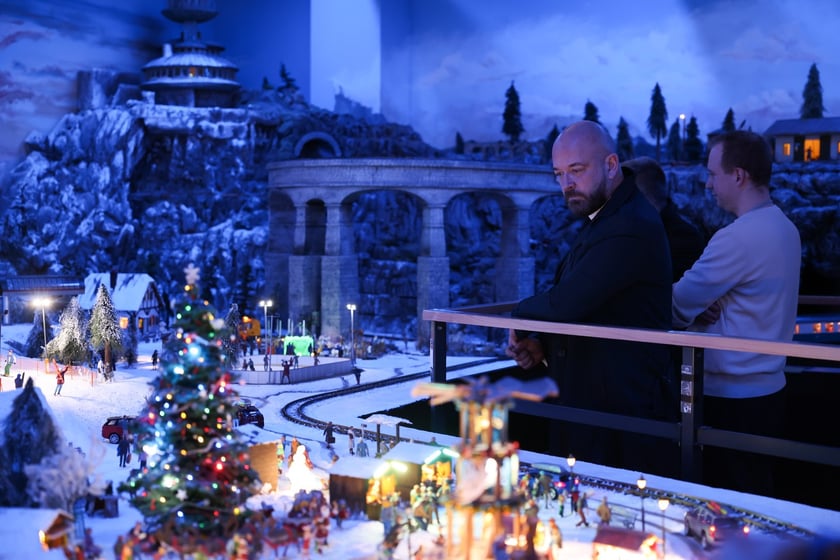 Prezydent Wrocławia Jacek Sutryk ogląda makietę w Kolejkowie