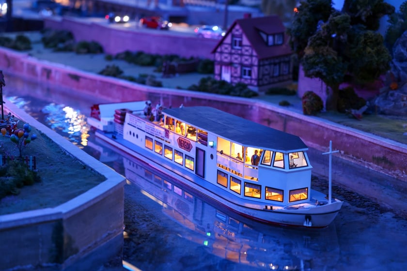 Prezydent Wrocławia Jacek Sutryk ogląda makietę w Kolejkowie