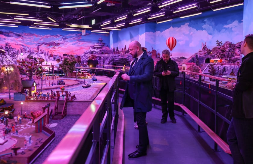 Prezydent Wrocławia Jacek Sutryk ogląda makietę w Kolejkowie