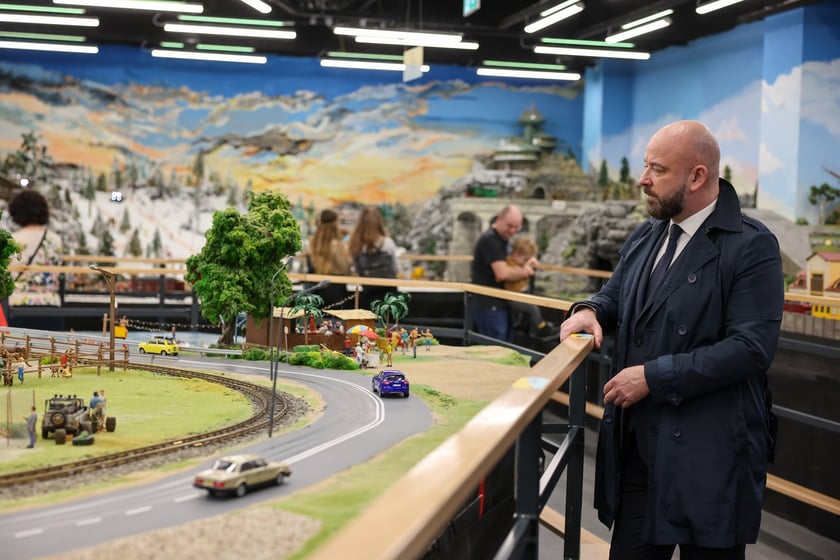 Prezydent Wrocławia Jacek Sutryk ogląda makietę w Kolejkowie
