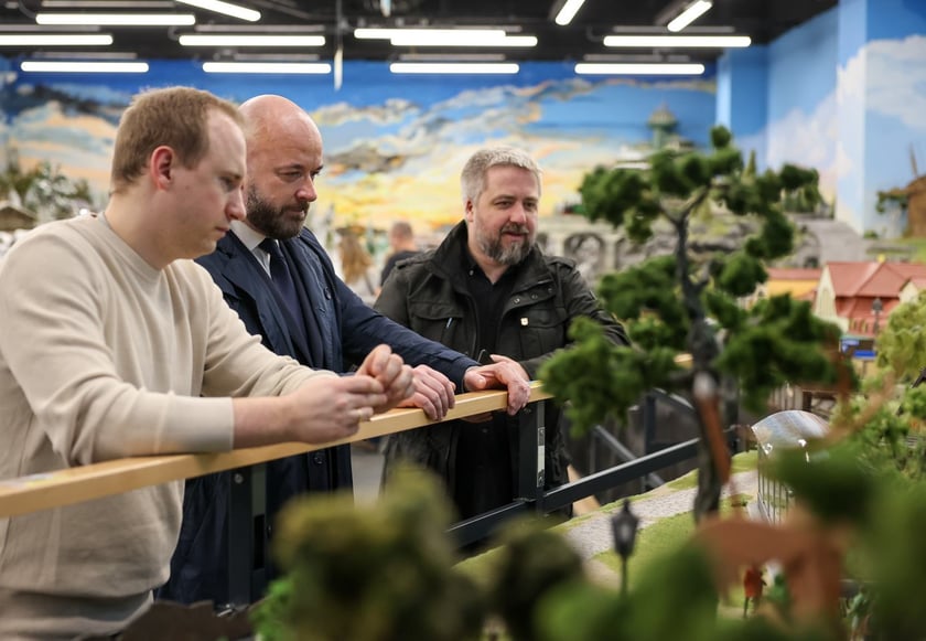 Prezydent Wrocławia Jacek Sutryk ogląda makietę w Kolejkowie
