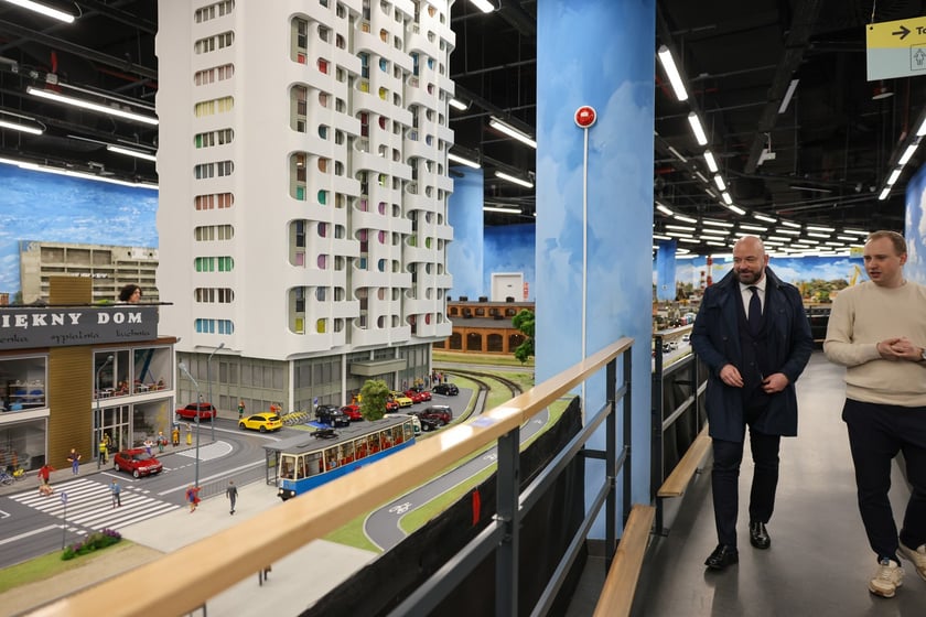 Prezydent Wrocławia Jacek Sutryk ogląda makietę w Kolejkowie