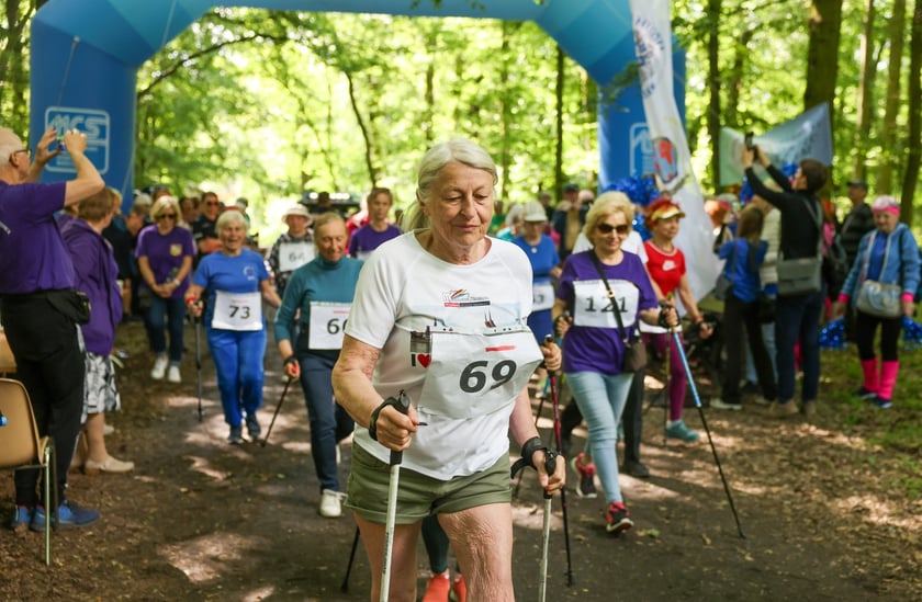 Seniorzy walczyli o puchar w nordic walking