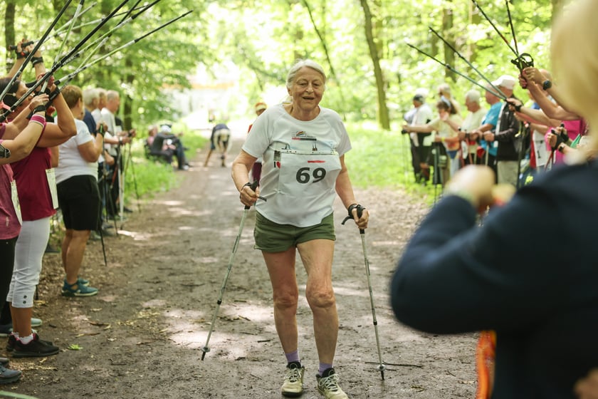 Seniorzy walczyli o puchar w nordic walking