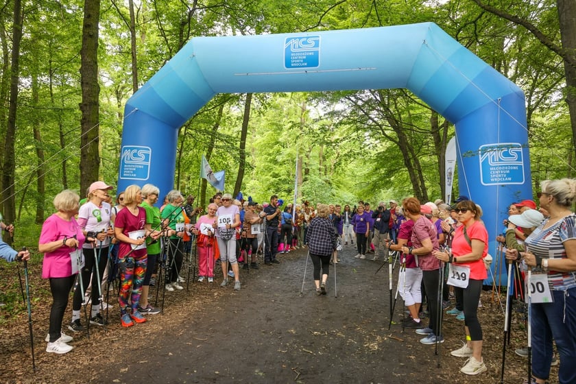 Seniorzy walczyli o puchar w nordic walking