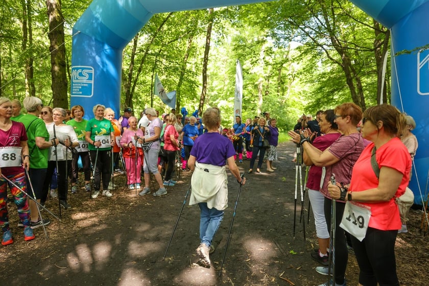 Seniorzy walczyli o puchar w nordic walking