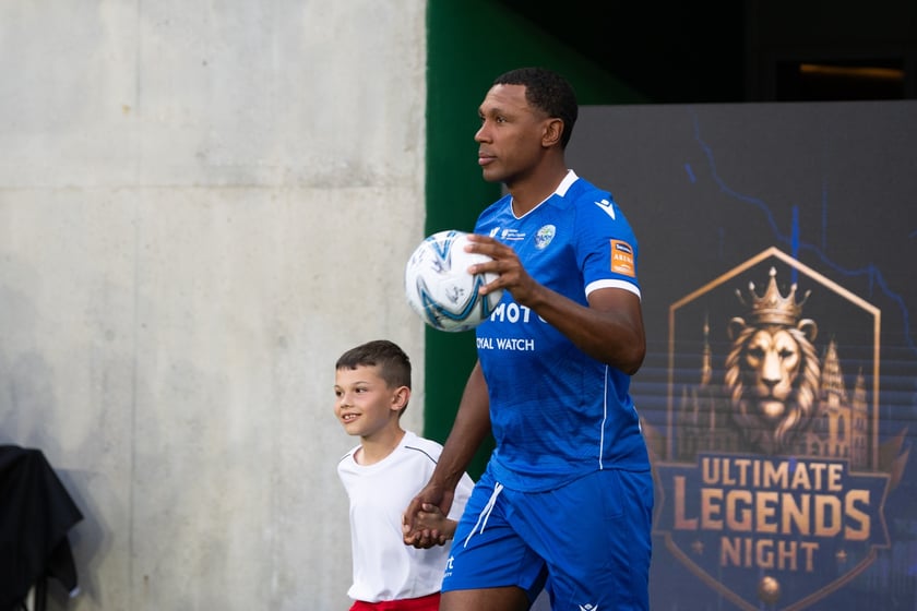 Ultimate Legends Night Wrocław 2026. Polskie legendy i światowe gwiazdy futbolu zmierzyły się 27 maja na boisku Tarczyński Arena Wrocław