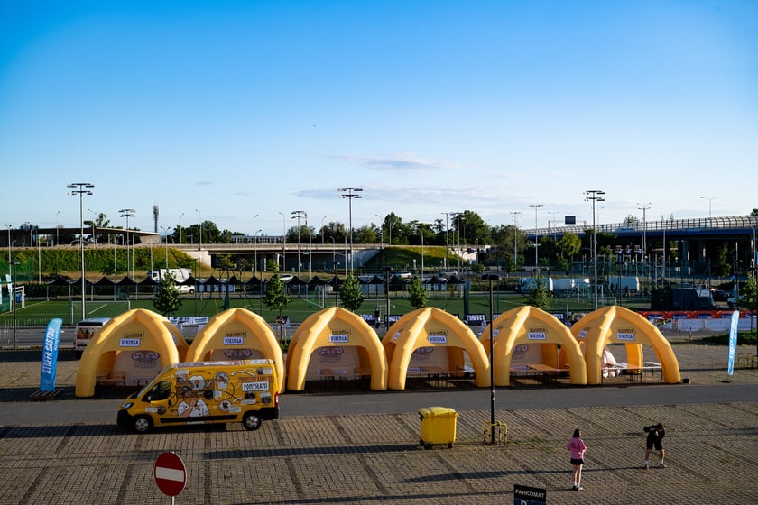 Miasteczko 12. Tarczyński Nocny Wrocław Półmaratonu na stadionie Tarczyński Arena.