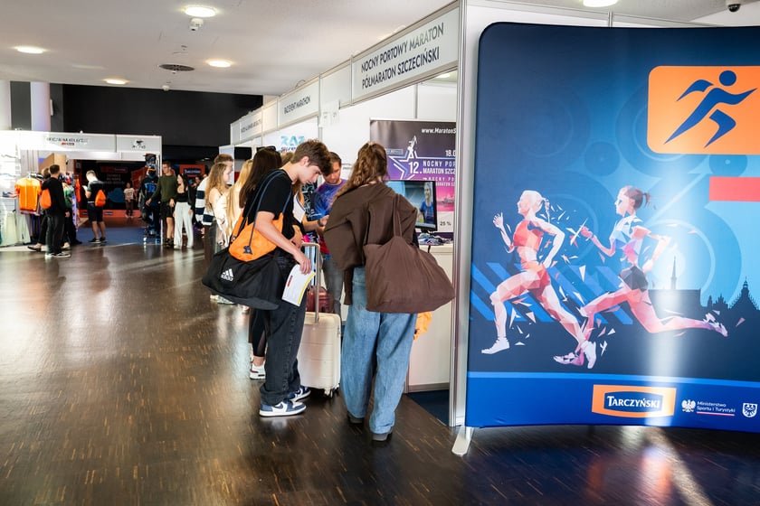 Miasteczko 12. Tarczyński Nocny Wrocław Półmaratonu na stadionie Tarczyński Arena.