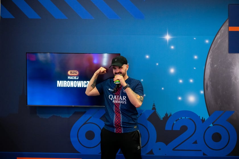 Miasteczko 12. Tarczyński Nocny Wrocław Półmaratonu na stadionie Tarczyński Arena.