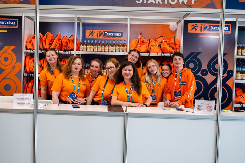 Miasteczko 12. Tarczyński Nocny Wrocław Półmaratonu na stadionie Tarczyński Arena.