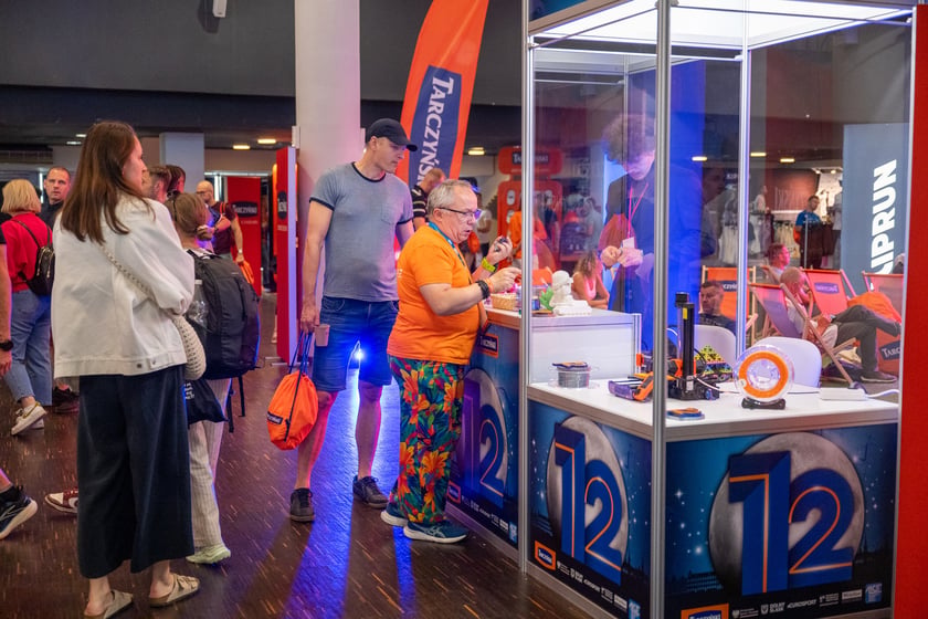Miasteczko 12. Tarczyński Nocny Wrocław Półmaratonu na stadionie Tarczyński Arena.