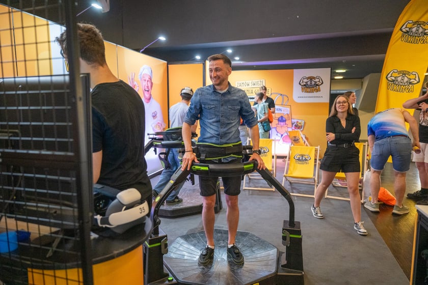 Miasteczko 12. Tarczyński Nocny Wrocław Półmaratonu na stadionie Tarczyński Arena.