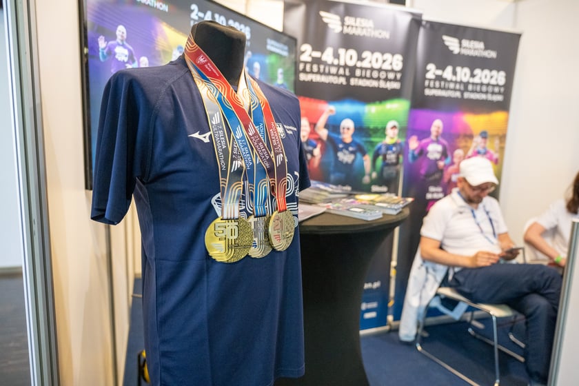 Miasteczko 12. Tarczyński Nocny Wrocław Półmaratonu na stadionie Tarczyński Arena.