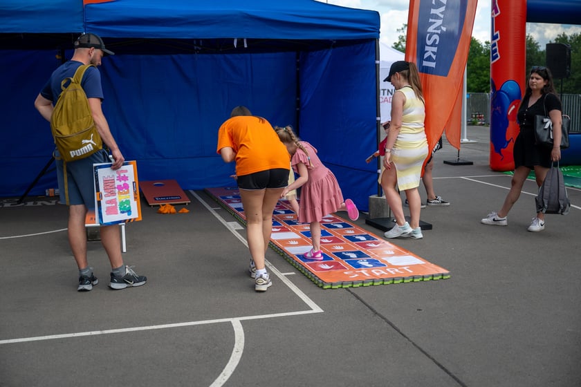 Miasteczko 12. Tarczyński Nocny Wrocław Półmaratonu na stadionie Tarczyński Arena.