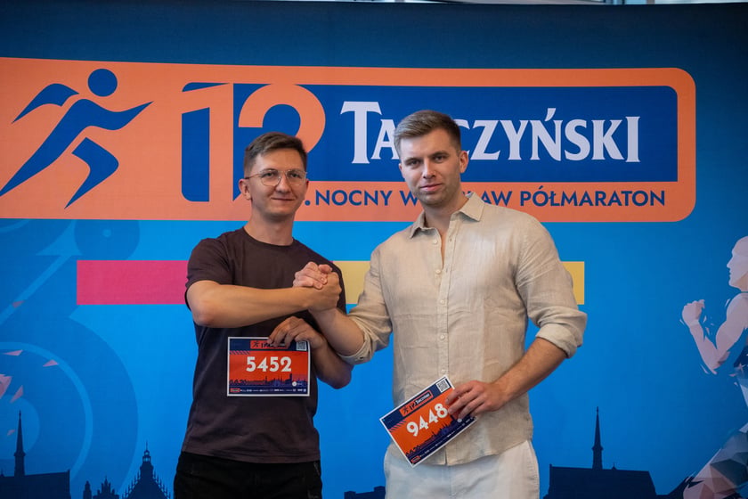 Miasteczko 12. Tarczyński Nocny Wrocław Półmaratonu na stadionie Tarczyński Arena.