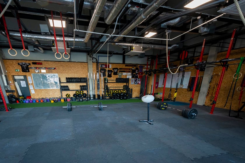 CrossGym Psie Pole, ul. Kiełczowska 177 (e-mail: crossgym@crossgym.pl, tel. 575 768 400). Klub o powierzchni 750 mkw znajduje się w północno-wschodniej części miasta. Świetnie wyposażona siłownia i strefa funkcjonalna, szeroka oferta zajęć grupowy, integracyjne zawody klubowe, przestronna recepcja, wysokiej klasy zaplecze sanitarne i udogodnienia dla osób z niepełnosprawnościami ? tym mogą pochwalić się włodarze klubu. W CrossGym można uczęszczać na treningi WOD, kettlebell, endurance, weightlifting czy na gimnastykę. Jednorazowe wejście kosztuje 35 zł, a karnet na 30 dni bez umowy ? 189 zł.