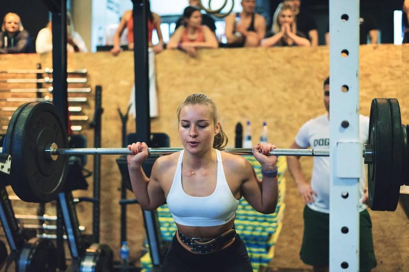 DogField Functional Fitness, ul. Jana Długosza 59 (e-mail: dogfield@functionalfitness.pl, tel. 519 399 931). DogField oferuje między innymi kurs wprowadzający Beginners Class, idealny dla osób, które dopiero zaczynają swoją przygodę z crossfitem. Cykl ośmiu godzinnych spotkań ze specjalnym programem treningowym w grupie do 12 osób pozwala uczestnikom poznać świat ruchów funkcjonalnych i zasady panujące w klubie, a także rozruszać swoje ciało i osiągnąć kolejny poziom sprawności fizycznej. Cena za miesięczny karnet OPEN, z którym można skorzystać ze wszystkich dostępnych w klubie zajęć, to 259 zł. W przypadku półrocznej umowy, cena spada do 219 zł. Pojedyncze wejście kosztuje 30 zł.