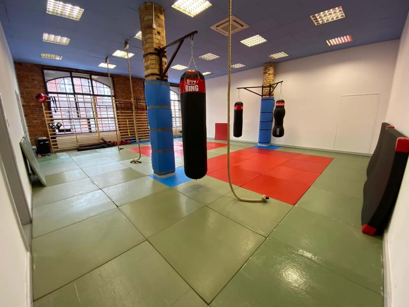 Fight Club Champion Wrocław, ul. Tęczowa 57 (e-mail: fight.club.wroclaw@onet.pl, tel. 798 336 840). Choć w tym miejscu trenują przede wszystkim miłośnicy sztuk walki, również zajęcia siłowo-wytrzymałościowe cieszą się tu dużą popularnością. Przedstawiciele klubu zapewniają, że intensywne ćwiczenia może i są wyczerpujące, ale jednocześnie zapewniają spektakularne rezultaty! Karnet na udział w 12 zajęciach grupowych to 220 zł.