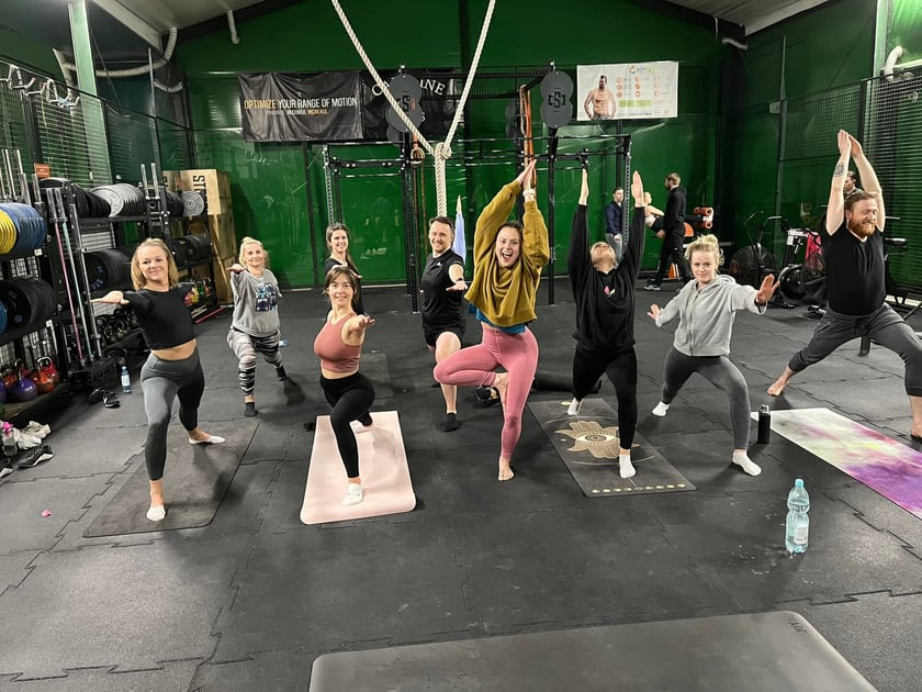 Morskie Oko. Health & Performance, ul. Fryderyka Chopina 27 (e-mail: morskieokowroclaw@gmail.com, tel. 500 126 475). Treningi WOD, kettlebells, cardio, powerlifting, weightlifting, street workout, mobility, a także zajęcia personalne. To wszystko w oficjalnej siedzibie Polskiego Związku Trenerów Personalnych. ? W Morskim Oku trenujemy zarówno sportowców, jak i amatorów. Trenujemy indywidualnie i grupowo. Trenujemy innowacyjnie i z pasją. Gwarantujemy, że z nami wzmocnisz się fizycznie, ale przede wszystkim psychicznie. Uwierzysz, że nie ma barier, nie do pokonania. Nie nauczymy Cię, jak omijać przeszkody, ale jak je pokonywać. Na treningu, w życiu osobistym i zawodowym ? czytamy na stronie internetowej klubu. Ważny na miesiąc karnet OPEN kosztuje 190 zł.