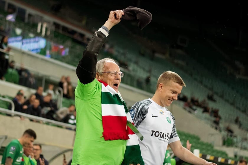 Eskorta złożona z seniorów wyprowadziła piłkarzy Śląska na murawę