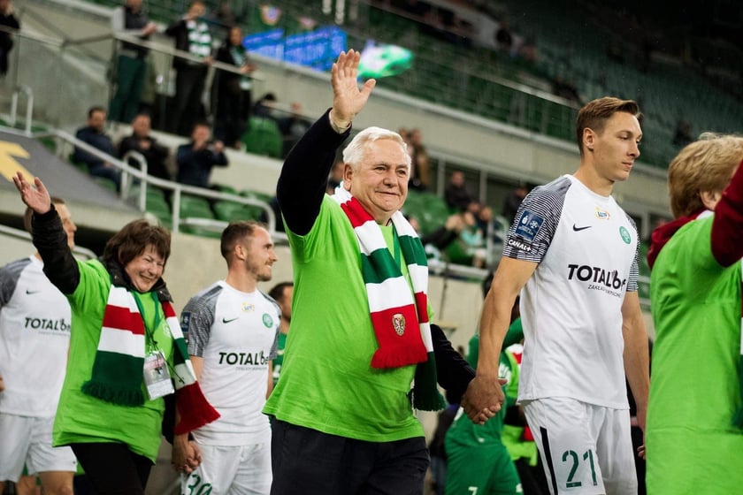 Eskorta złożona z seniorów wyprowadziła piłkarzy Śląska na murawę