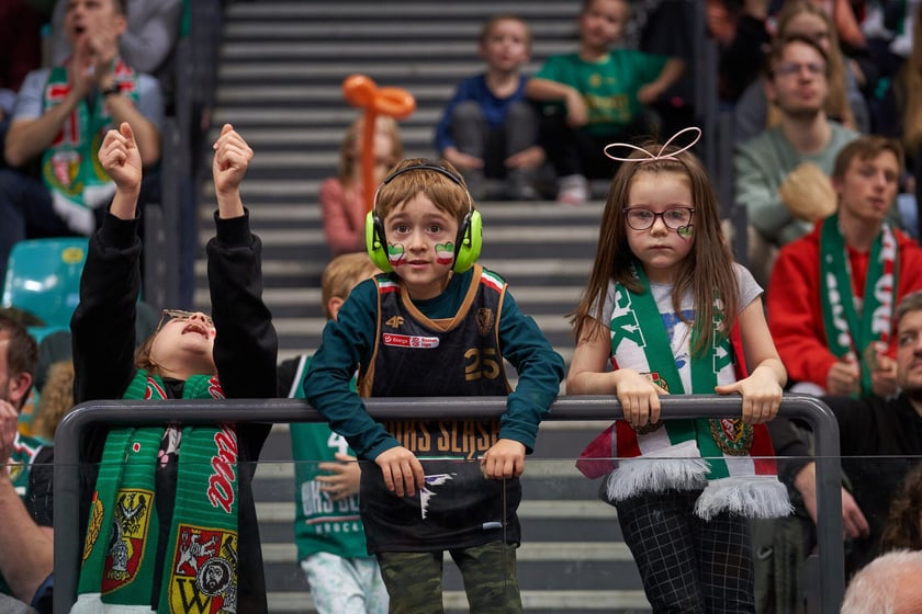 Kibice, cherleaderki i koszykarze podczas meczu Śląsk Wrocław - Arka Gdynia w Hali Orbita, 17 grudnia 2022 r.
