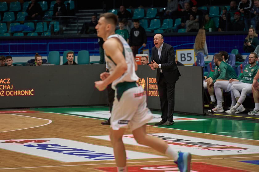 Kibice, cherleaderki i koszykarze podczas meczu Śląsk Wrocław - Arka Gdynia w Hali Orbita, 17 grudnia 2022 r.