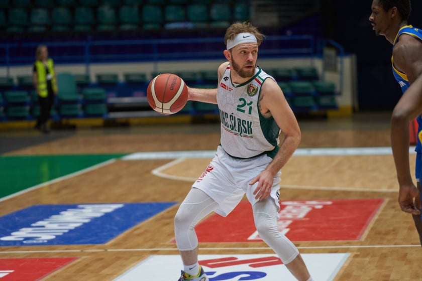 Kibice, cherleaderki i koszykarze podczas meczu Śląsk Wrocław - Arka Gdynia w Hali Orbita, 17 grudnia 2022 r.