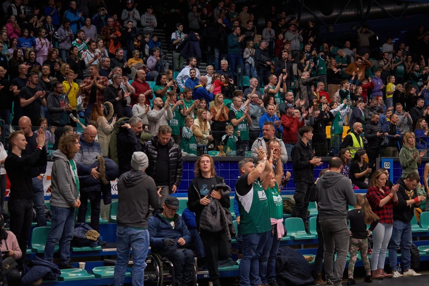 Kibice, cherleaderki i koszykarze podczas meczu Śląsk Wrocław - Arka Gdynia w Hali Orbita, 17 grudnia 2022 r.