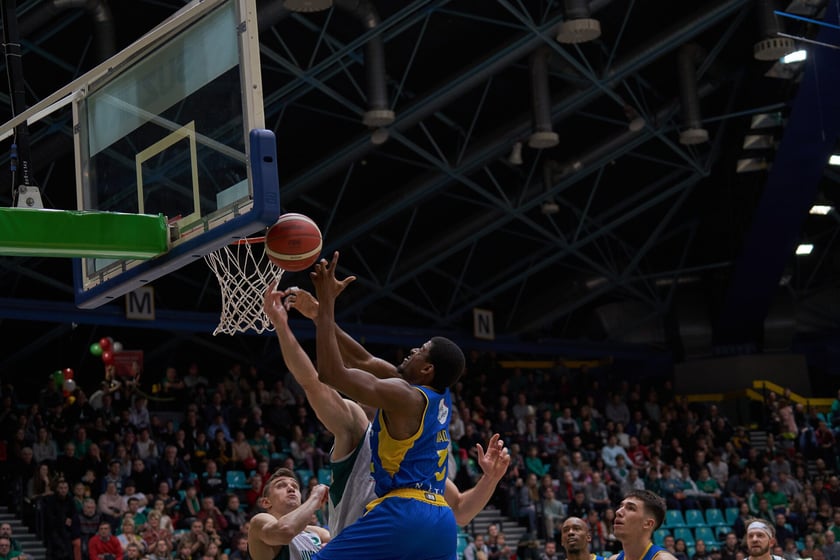 Kibice, cherleaderki i koszykarze podczas meczu Śląsk Wrocław - Arka Gdynia w Hali Orbita, 17 grudnia 2022 r.