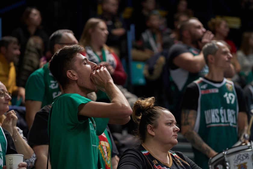 Kibice, cherleaderki i koszykarze podczas meczu Śląsk Wrocław - Arka Gdynia w Hali Orbita, 17 grudnia 2022 r.