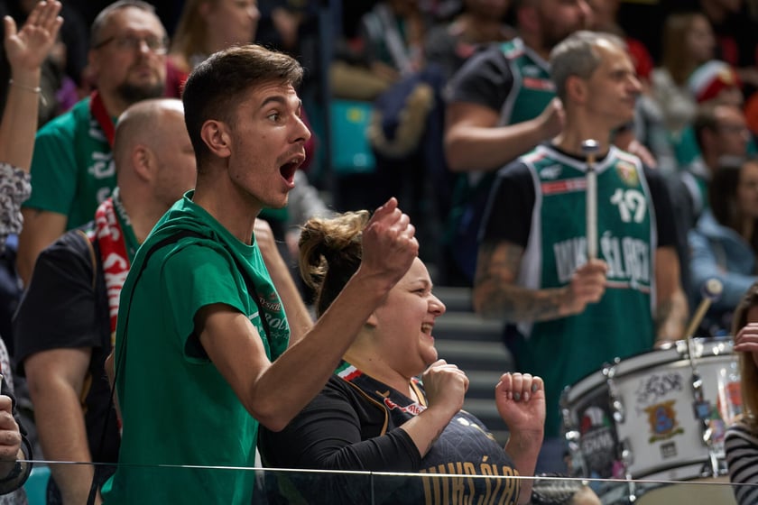 Kibice, cherleaderki i koszykarze podczas meczu Śląsk Wrocław - Arka Gdynia w Hali Orbita, 17 grudnia 2022 r.