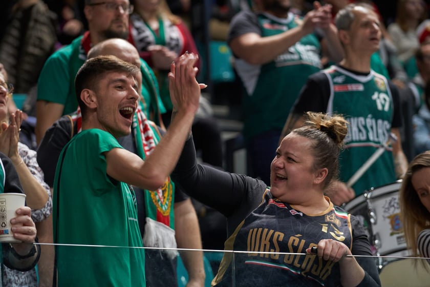 Kibice, cherleaderki i koszykarze podczas meczu Śląsk Wrocław - Arka Gdynia w Hali Orbita, 17 grudnia 2022 r.